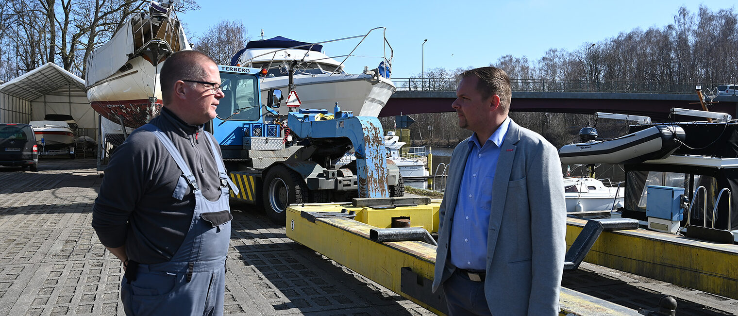 Handwerkskammerpräsident Robert Wüst (links) zu Gast bei Quintus Sebastian Worseck in der Boots¿ und Yachtwerft Q.S. Worseck GmbH, Hennigsdorf