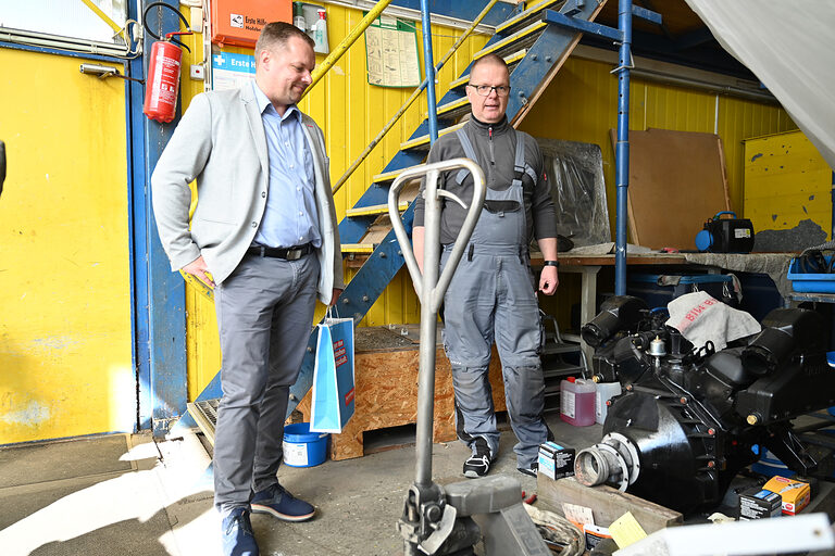 Kammerpräsident Robert Wüst zu Besuch bei Bootsbaumeister Quintus Sebastian Worseck, Boots¿ und Yachtwerft Q.S. Worseck GmbH in Hennigsdorf