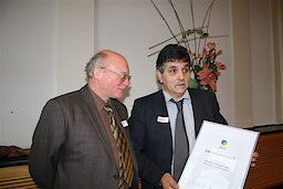 Werner Wiggert (li) und Oskar Wendland aus Weisen, Prignitz, erhielten eine Ehrenurkunde für die Ausbildungsleistung ihres Feinwerkmechaniker-Betriebes.