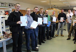Neun Teilnehmer haben erfolgreich am ersten KNX-Grundkurs teilgenommen und ein Zertifikat der KNX Association in Br&uuml;ssel erhalten.