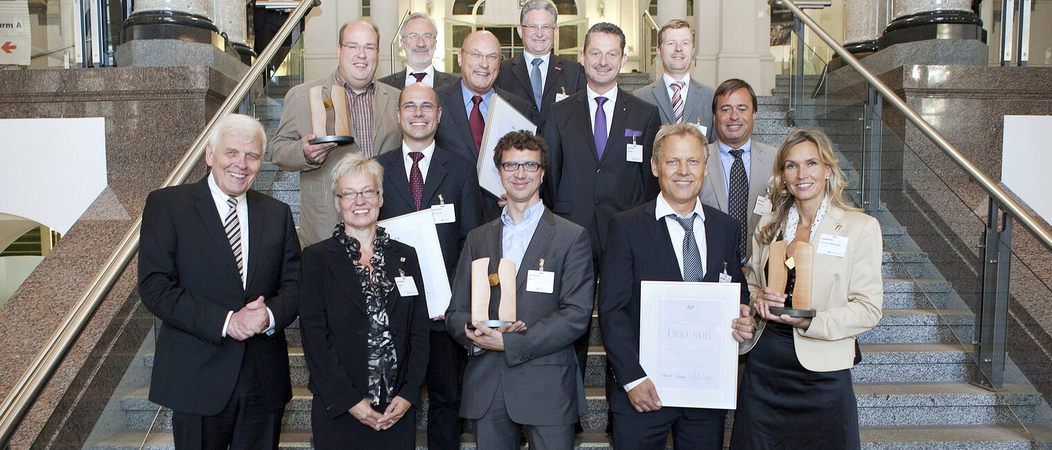 Die Gewinner des Technologietransferpreises des Deutschen Handwerks, ¿Professor-Adalbert-Seifriz-Preis¿ zusammen mit den Jurymitgliedern und den Laudatoren.