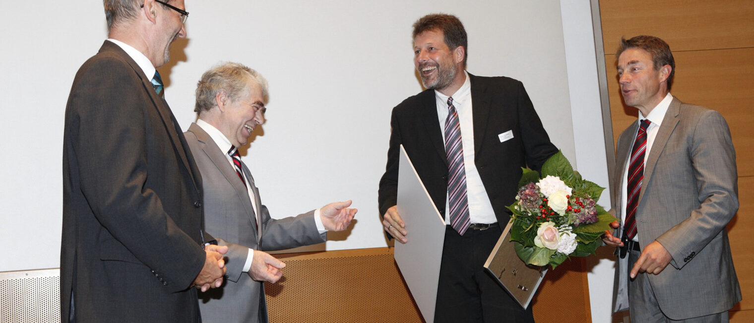 Übergabe des Ausbildungspreises an den Geschäftsführer der Hüffermann Transportsysteme GmbH, Stephan von Schwander.