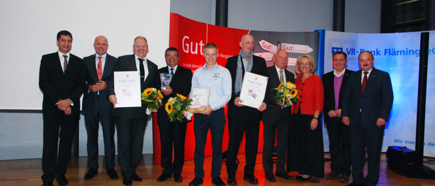 Sieger Wirtschaftspreis 2014 - Die Sieger nach der Preisverleihung ¿ Norbert Schmitz (VR-Bank) Henning Röbken (MBS), Gerald Fritsche und Norbert Lange (beide Südring Autoservice), Daniel Reuner (Flair Hotel Reuner), Stephan Hampel und Friedemann Hampel, Kornelia Wehlan (Landrätin), Sven Lange (Wirtschaftsjunioren), Siegmung Terbschuh (Wirtschaftsförderung TF)