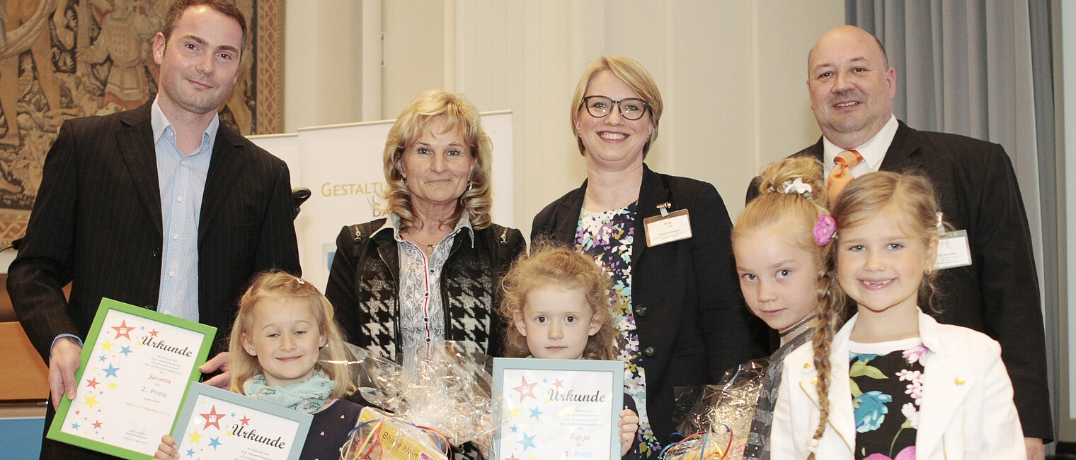 Die Siegerinnen mit Malermeister Stefan Geißler, GF Claudia Seeligmann, GF Julia Gustavus, LIM Dirk Kämmer Die Siegerinnen mit Malermeister Stefan Geißler, GF Claudia Seeligmann, GF Julia Gustavus, LIM Dirk Kämmer