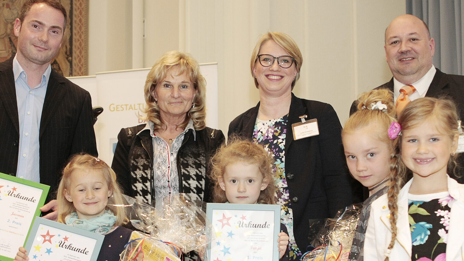 Die Siegerinnen mit Malermeister Stefan Geißler, GF Claudia Seeligmann, GF Julia Gustavus, LIM Dirk Kämmer