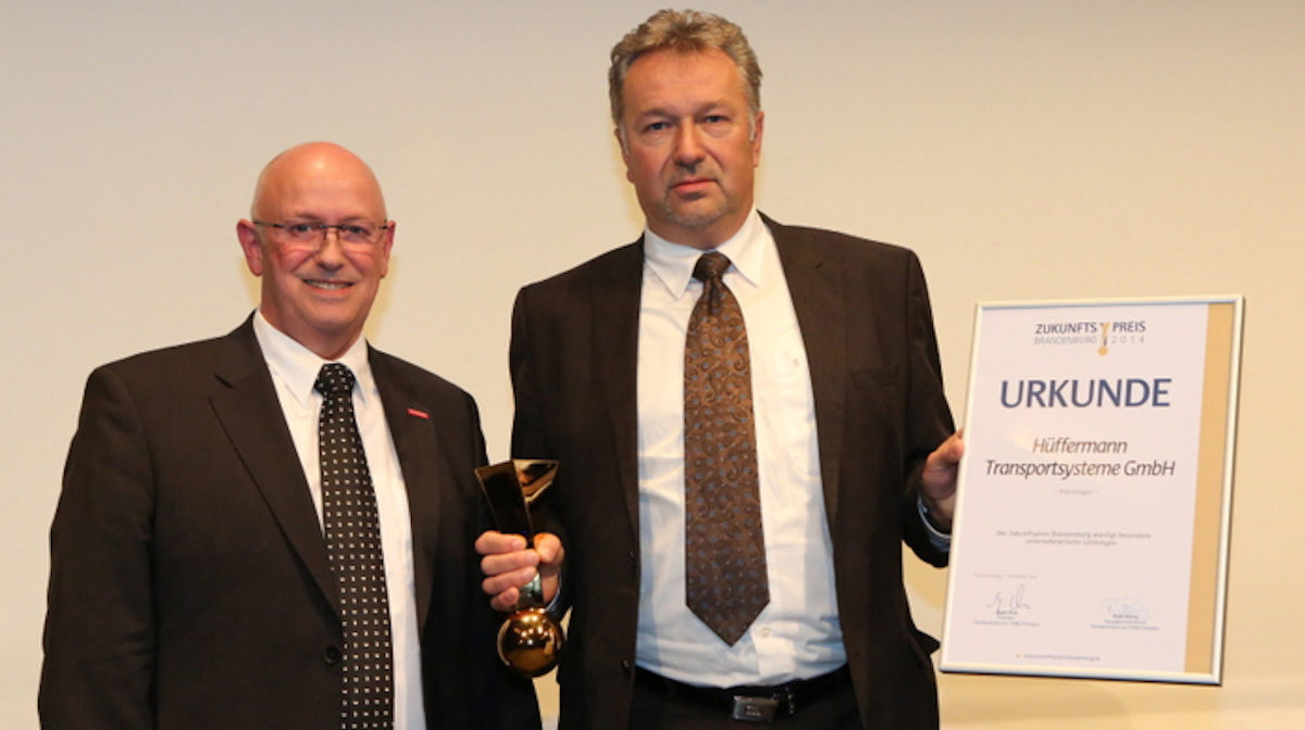 Kammerpräsident Jürgen Rose (l.) und Joachim Stüber von der Hüffermann Transportsysteme GmbH (r.)
