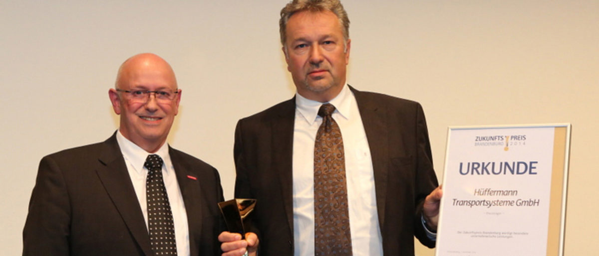 Kammerpräsident Jürgen Rose (l.) und Joachim Stüber von der Hüffermann Transportsysteme GmbH (r.)