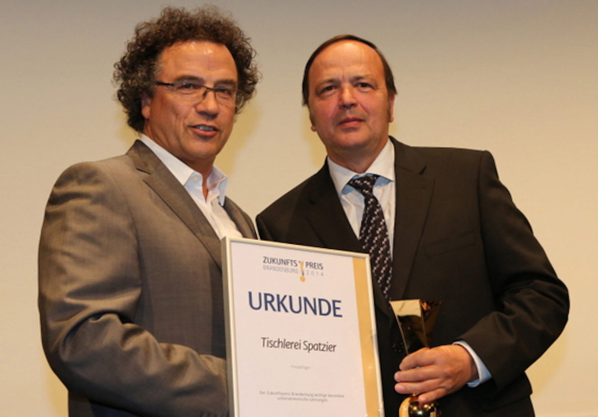 Für besondere Leistungen bei der Berufsausbildung erhielt die Tischlerei Spatzier einen Zukunftspreis.