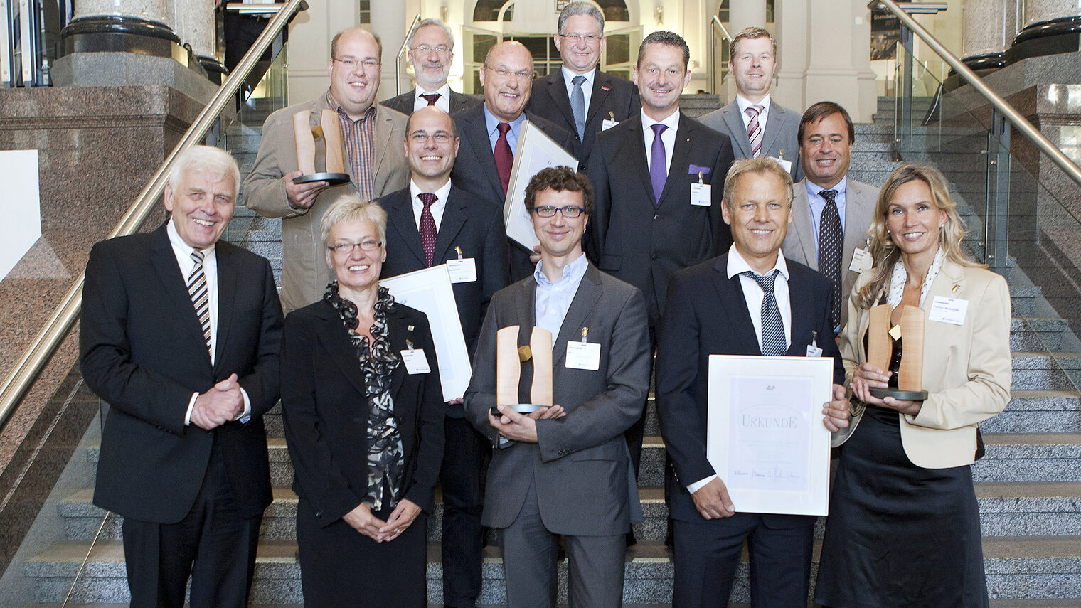 Die Gewinner des Technologietransferpreises des Deutschen Handwerks, ¿Professor-Adalbert-Seifriz-Preis¿ zusammen mit den Jurymitgliedern und den Laudatoren.
