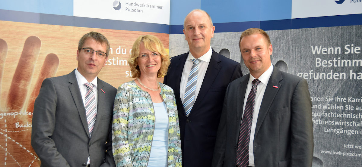 HWK-Hauptgeschäftsführer Ralph Bührig, Geschäftsführerin der Arbeitsagentur Potsdam Dr. Ramona Schröder, Ministerpräsident Dr. Dietmar Woidke, HWK-Präsident Robert Wüst (v.l.n.r.) HWK-Hauptgeschäftsführer Ralph Bührig, Geschäftsführerin der Arbeitsagentur Potsdam Dr. Ramona Schröder, Ministerpräsident Dr. Dietmar Woidke, HWK-Präsident Robert Wüst (v.l.n.r.)