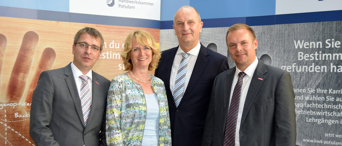 HWK-Hauptgeschäftsführer Ralph Bührig, Geschäftsführerin der Arbeitsagentur Potsdam Dr. Ramona Schröder, Ministerpräsident Dr. Dietmar Woidke, HWK-Präsident Robert Wüst (v.l.n.r.) HWK-Hauptgeschäftsführer Ralph Bührig, Geschäftsführerin der Arbeitsagentur Potsdam Dr. Ramona Schröder, Ministerpräsident Dr. Dietmar Woidke, HWK-Präsident Robert Wüst (v.l.n.r.)