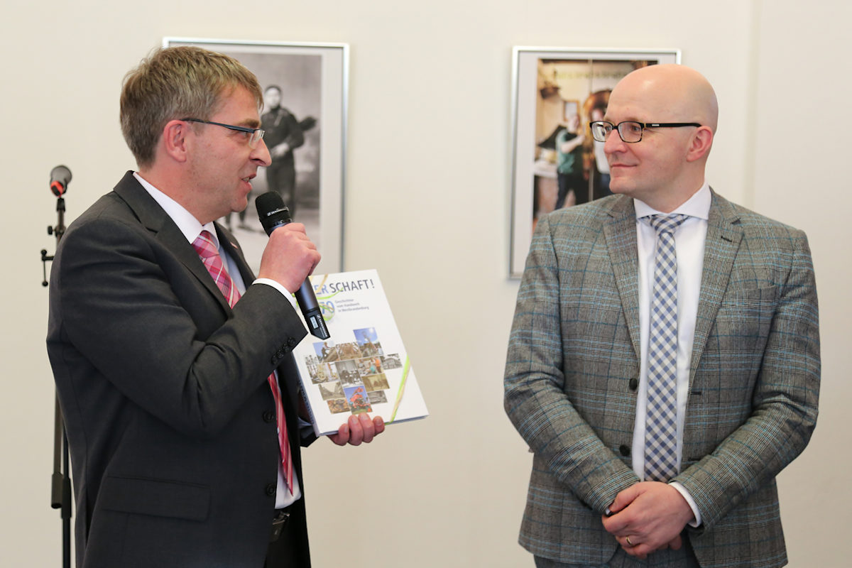 "Handwerk zwischen Tradition und Innovation" Ausstellung der Handwerkskammer Potsdam mit Werken des Potsdamer Fotografen Michael Lüder "Handwerk zwischen Tradition und Innovation" Ausstellung der Handwerkskammer Potsdam mit Werken des Potsdamer Fotografen Michael Lüder