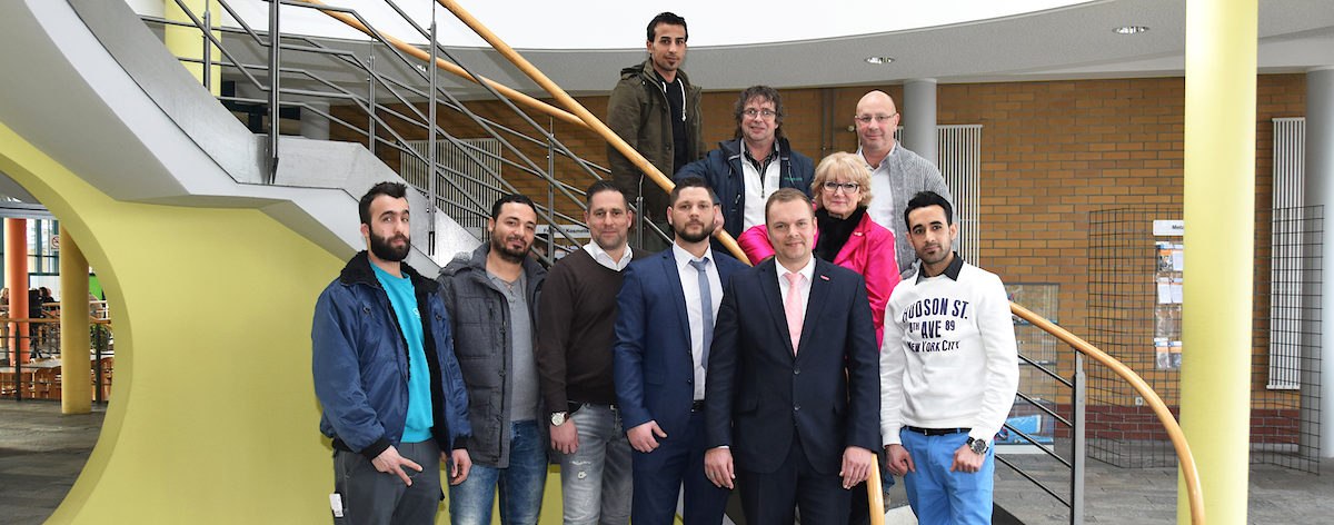 Vor der Treppe von links nach rechts: Momen Al Naji, Shadi Alabd Alrahim, Steffen Sgraja, Dennis Krämer, Robert Wüst, Saber Hajo / Auf der Treppe von links nach rechts: Alaa Al Saleh, Thomas Mohr, Monika Nowotny, Henry Päch