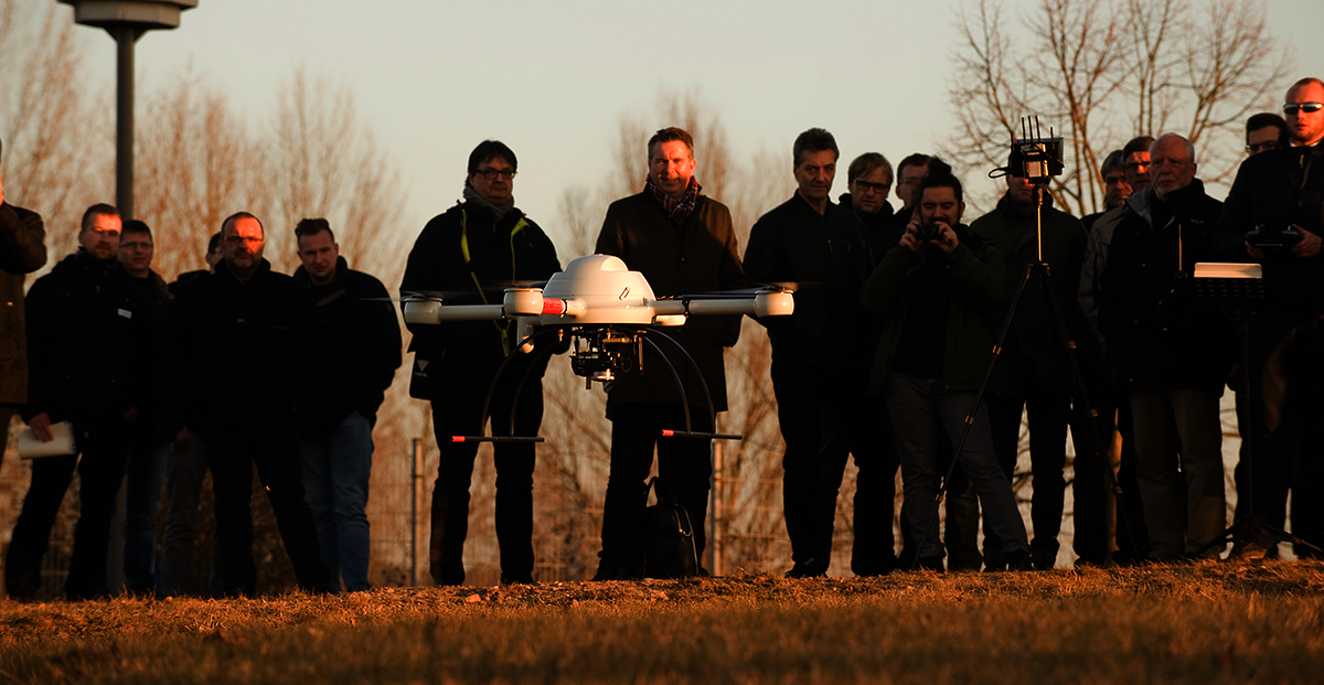 Immer häufiger werden für Laserscanner-Messsungen am Bau Multikopter (Drohnen) eingesetzt. Die Teilnehmer konnten sich bei einer Flugvorführung am Praxishaus von der Leistungsfähigkeit der kleinen Mehrflügler überzeugen. Sven Juerss von der Firma Microdrones stellte sein Angebot vor.