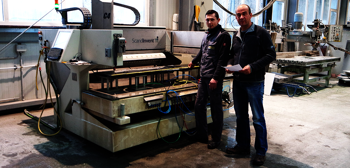Steinmetz- und Steinbildhauermeister Olav Borwig (r.) hat jetzt investiert: Für seine neue Halle und eine CNC-Maschine hat er GRW-Fördermittel genutzt.
