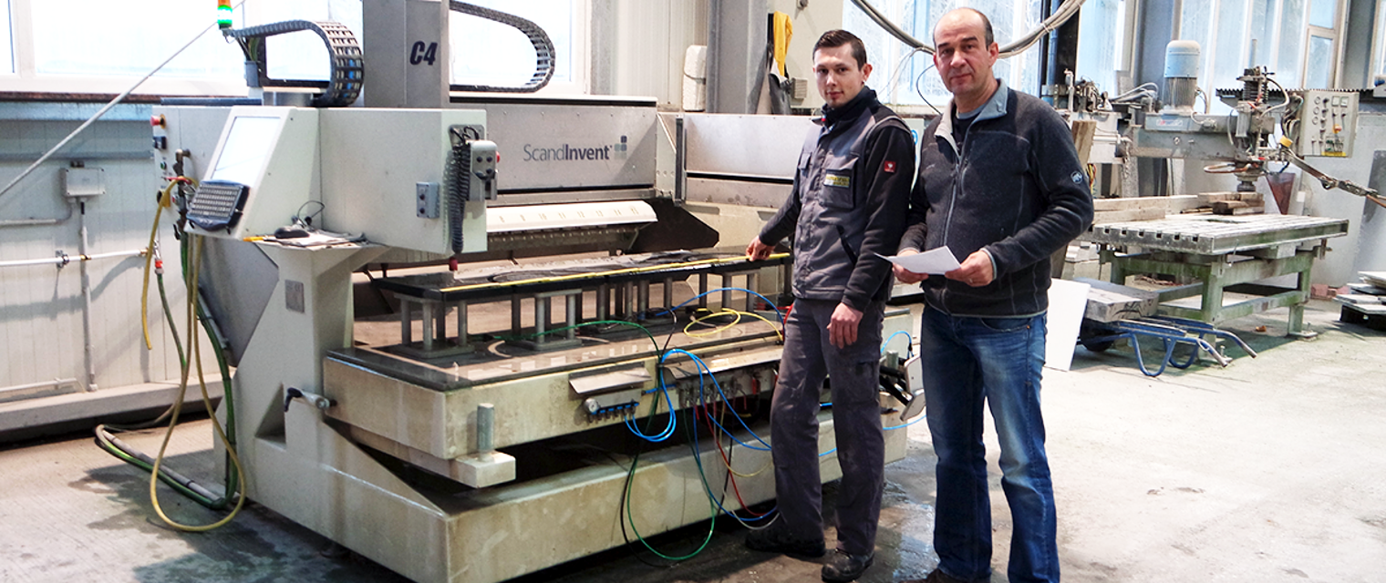 Steinmetz- und Steinbildhauermeister Olav Borwig (r.) hat jetzt investiert: Für seine neue Halle und eine CNC-Maschine hat er GRW-Fördermittel genutzt.