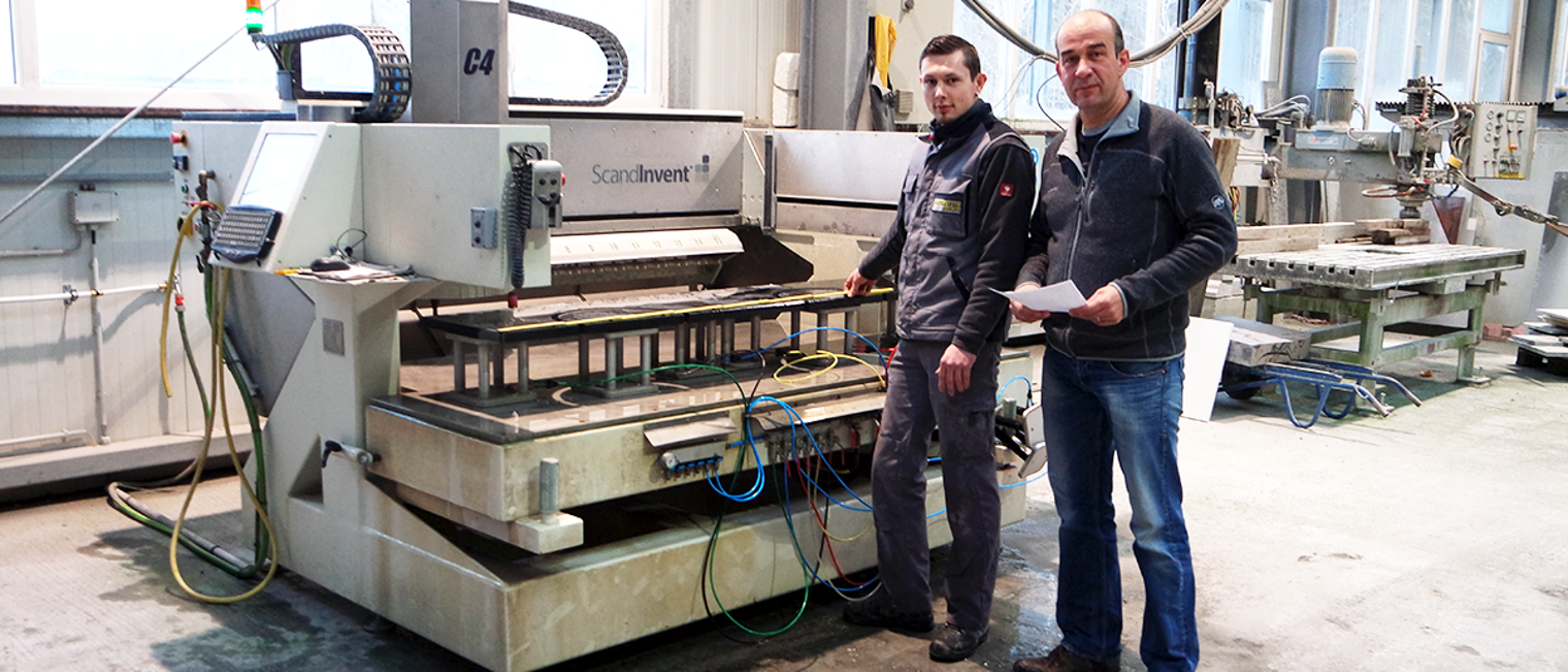 Steinmetz- und Steinbildhauermeister Olav Borwig (r.) hat jetzt investiert: Für seine neue Halle und eine CNC-Maschine hat er GRW-Fördermittel genutzt.