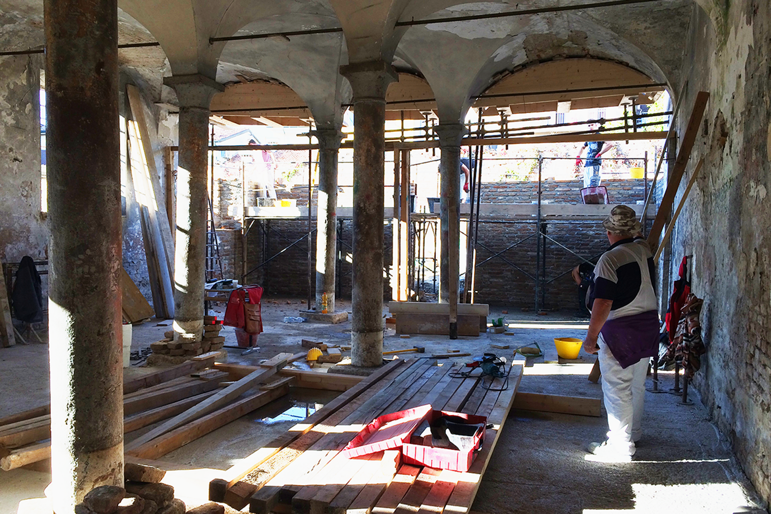 Auf der Baustelle im italienischen Mantova ging es darum, bei der Restaurierung eines alten Kreuzgewölbes zu helfen.