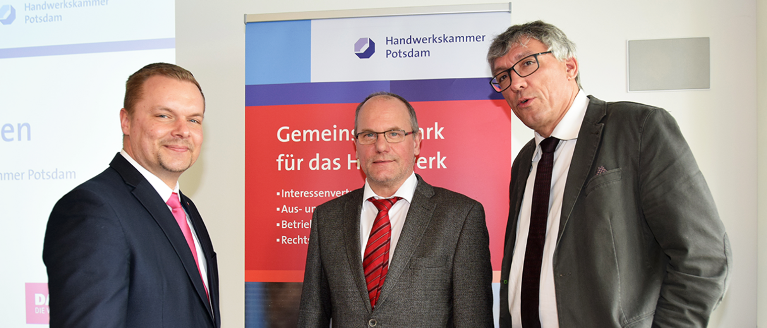 HWK-Präsident Robert Wüst, geschäftsführendes Vorstandsmitglied der IG Metall, Ralf Kutzner, und Thomas Erdmann, Arbeitnehmer-Vizepräsident der HWK (v.l.n.r.)