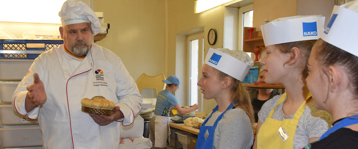 Bäckermeister Holger Schüren mit seinen "Lehrlingen"