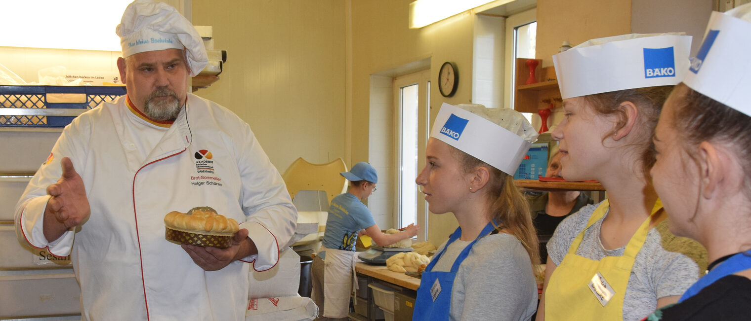 Bäckermeister Holger Schüren mit seinen "Lehrlingen"