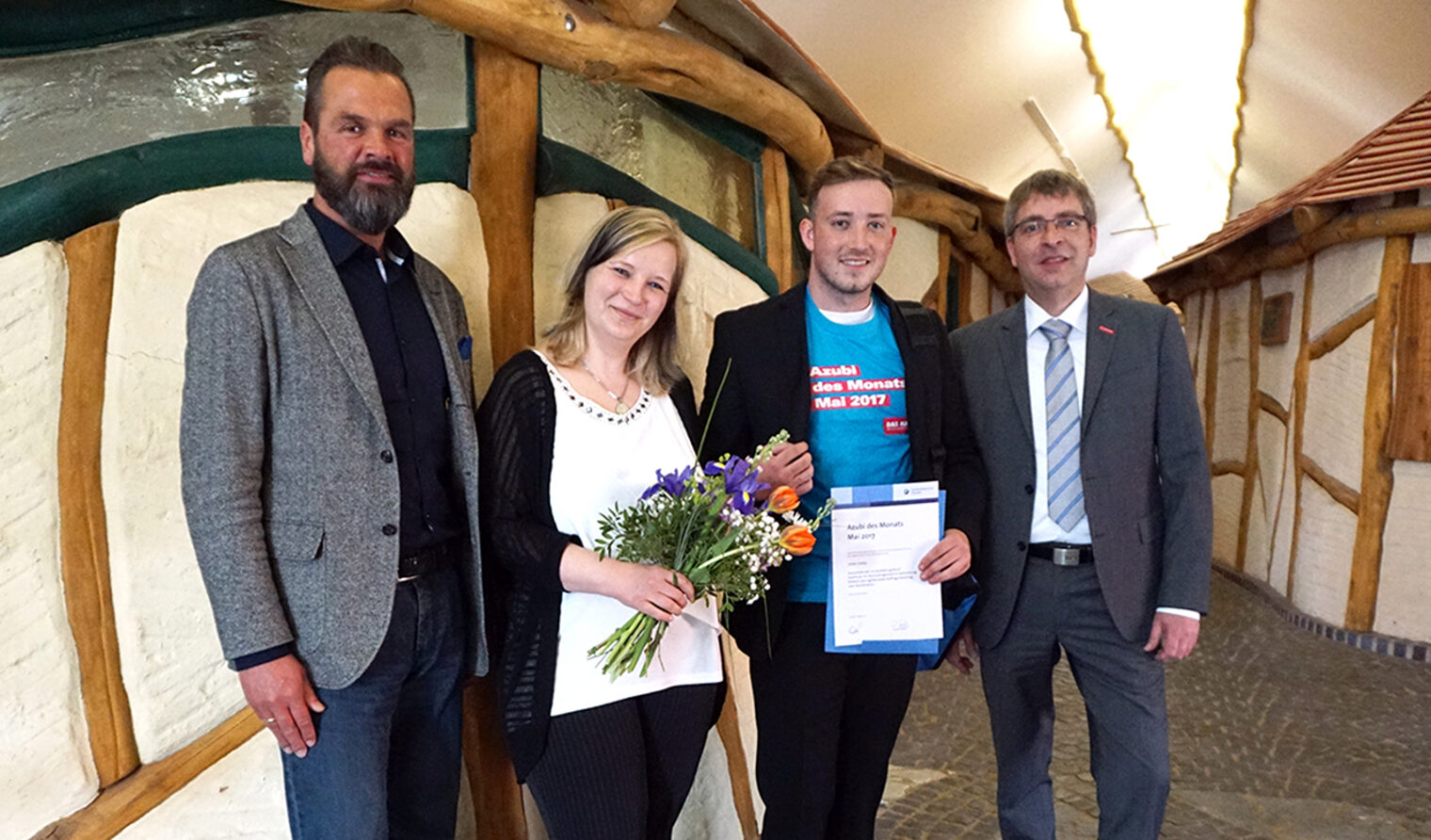 Geschäftsführer Marc Oelker, Ausbilderin Nancy Küster, James Czesky, HWK-Hauptgeschäftsführer Ralph Bührig (v.l.n.r.)