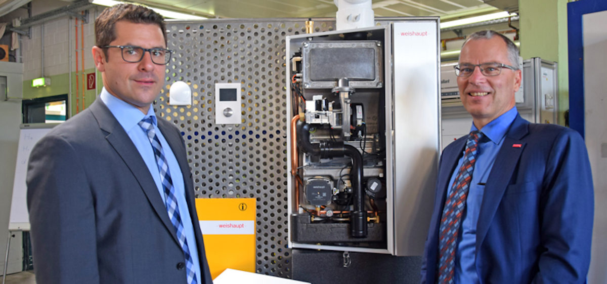 Alexander Banach, Berliner Niederlassungsleiter der Weishaupt GmbH (li.i.Bild) übergab heute an Tilo Jänsch, Geschäftsführer im Zentrum für Gewerbeförderung in Götz, eine Gasbrennwerttherme der neuesten Generation für die Aus- und Weiterbildung.