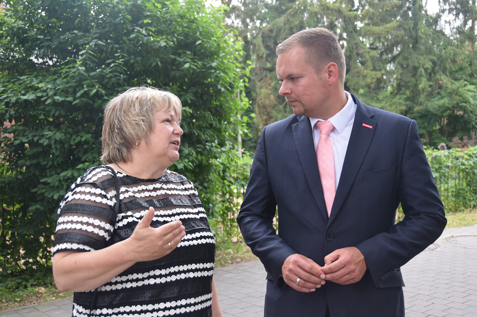 Robert Wüst, Präsident der Handwerkskammer Potsdam, im Gespräch mit Margit Kanitz, Geschäftsführerin der Berufsbildungswerk im Oberlinhaus gGmbH.