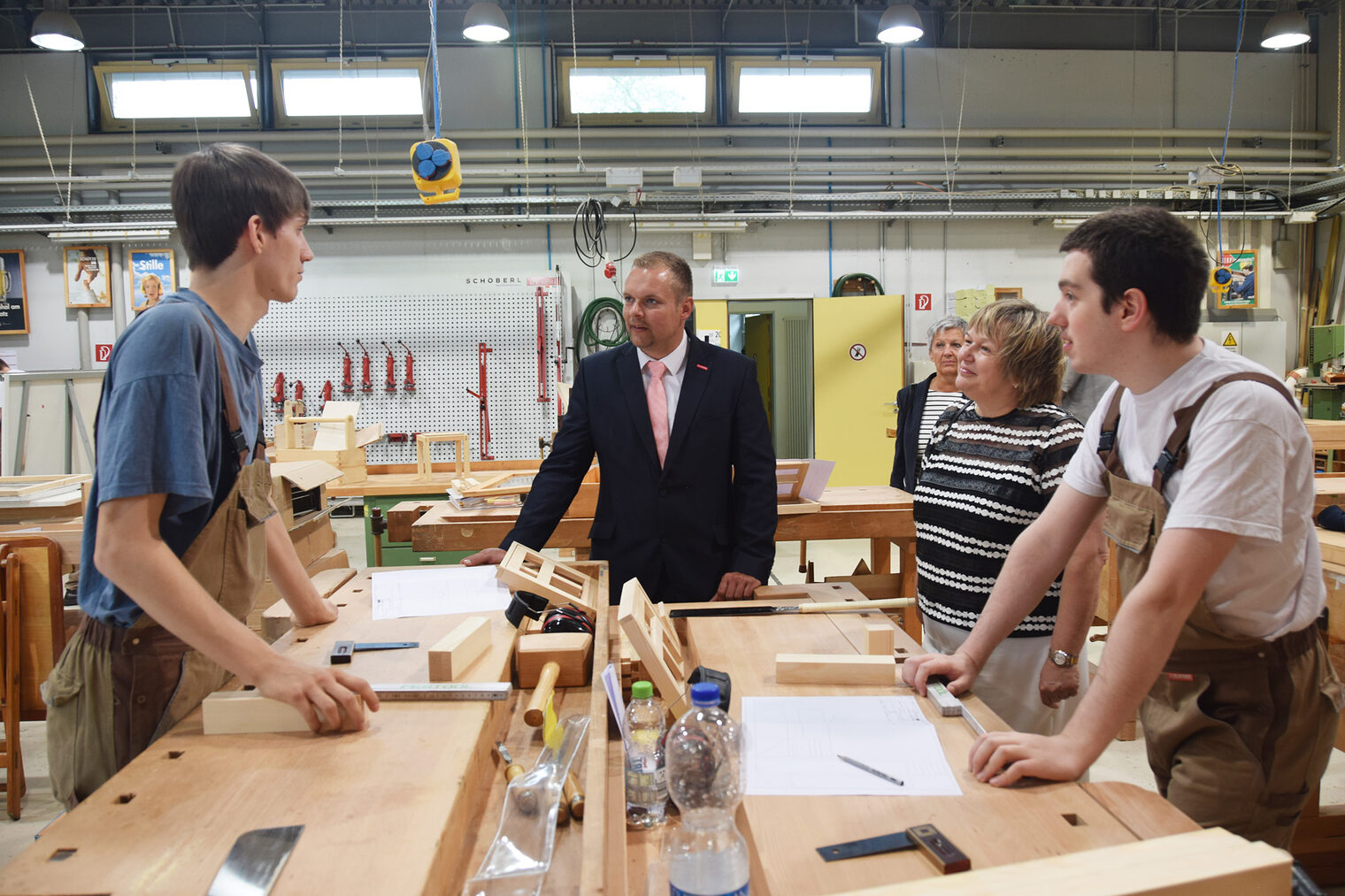 Handwerkskammerpräsident Robert Wüst besucht die Werkstätten im Berufsbildungswerk im Oberlinhaus