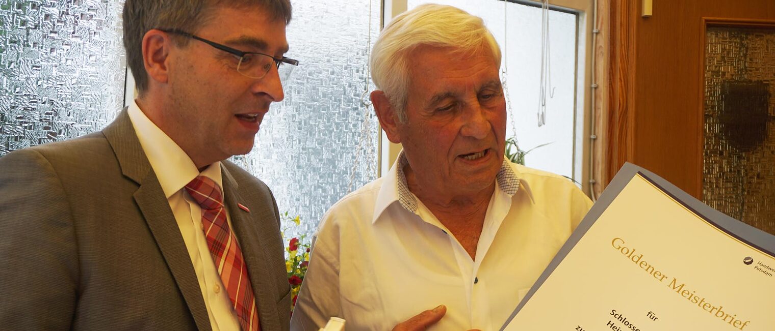 Ralph Bührig, Hauptgeschäftsführer der Handwerkskammer Potsdam, überreicht den Goldenen Meisterbrief. Ralph Bührig, Hauptgeschäftsführer der Handwerkskammer Potsdam, überreicht den Goldenen Meisterbrief.