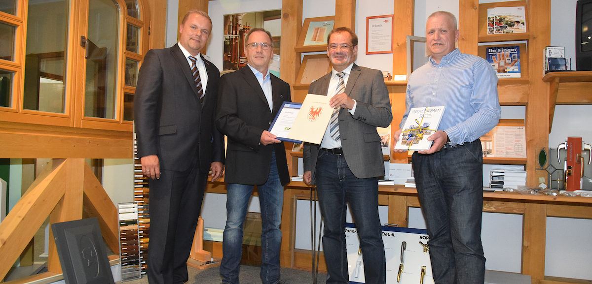 Handwerkskammerpräsident Robert Wüst und Landesumweltminister Jörg Vogelsänger überreichten das Umweltsiegel