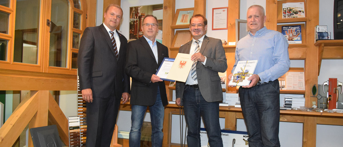 Handwerkskammerpräsident Robert Wüst und Landesumweltminister Jörg Vogelsänger überreichten das Umweltsiegel Handwerkskammerpräsident Robert Wüst und Landesumweltminister Jörg Vogelsänger überreichten das Umweltsiegel
