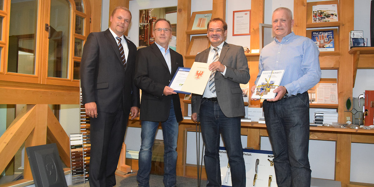 Handwerkskammerpräsident Robert Wüst und Landesumweltminister Jörg Vogelsänger überreichten das Umweltsiegel