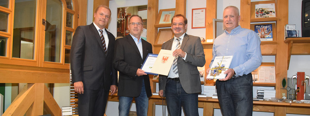 Handwerkskammerpräsident Robert Wüst und Landesumweltminister Jörg Vogelsänger überreichten das Umweltsiegel