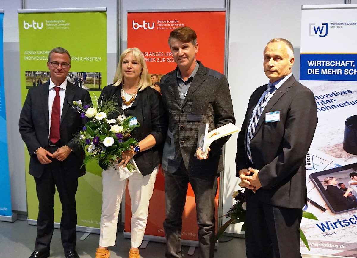 V.l.n.re: Wirtschafts- und Energieminister Albrecht Gerber, Antje Mieske (Inhaberin der Landbäckerei Röhrig), Jörg Gauger (Ehemann von Frau Mieske und verantwortlich für die Energieversorgung der Bäckerei), Helmut Preuße (Geschäftsführer der Technischen Werke und der Stadtwerke Schwedt, Vorstand der VKU-Landesgruppe Berlin-Brandenburg, Jurymitglied)