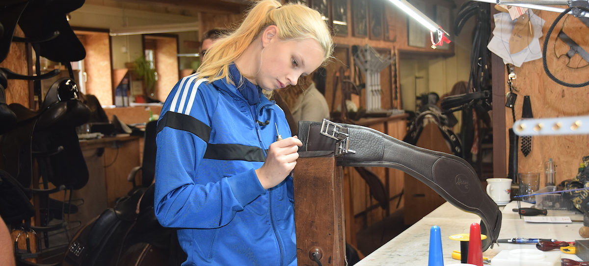Charlotte in der Sattlerei Hennig in Mühlenberge, OT Haage