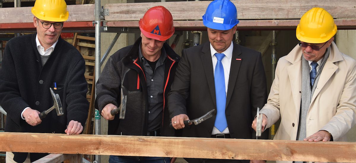 v.l.n.r.: Architekt Philipp Jamme, Bauleiter Henry Hinze von der Bauunternehmen Müller GmbH, Handwerkskammerpräsident Robert Wüst und Potsdams Bürgermeister Burkhard Exner beim Einschlagen der letzten Nägel
