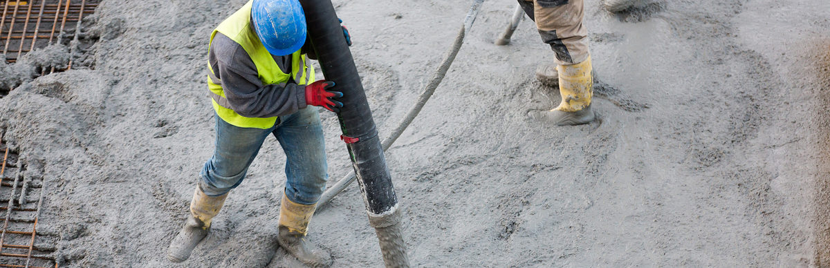 betonpumpe, betonlieferung, baustelle, betoniervorgang, betonierung, beton, betonbau, bau, betonage, betonieren, betoneinbau, verteilermast, neubau, baubranche, bauindustrie, baukonjunktur, bauboom, bauwesen, frischbeton, fertigbeton, arbeiter, bauarbeiter, schlauch, frischer, stahlbeton, stahlbetonbau, bewehrungsstahl, gummistiefel, gründungsplatte, bewehrung, helm, handschuhe