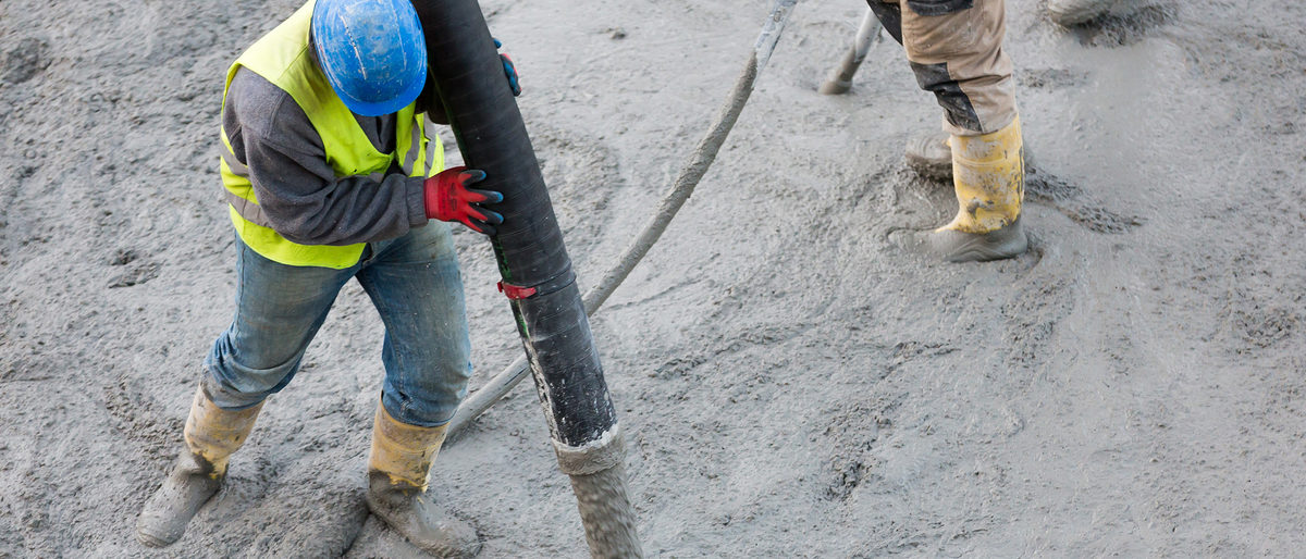 betonpumpe, betonlieferung, baustelle, betoniervorgang, betonierung, beton, betonbau, bau, betonage, betonieren, betoneinbau, verteilermast, neubau, baubranche, bauindustrie, baukonjunktur, bauboom, bauwesen, frischbeton, fertigbeton, arbeiter, bauarbeiter, schlauch, frischer, stahlbeton, stahlbetonbau, bewehrungsstahl, gummistiefel, gründungsplatte, bewehrung, helm, handschuhe