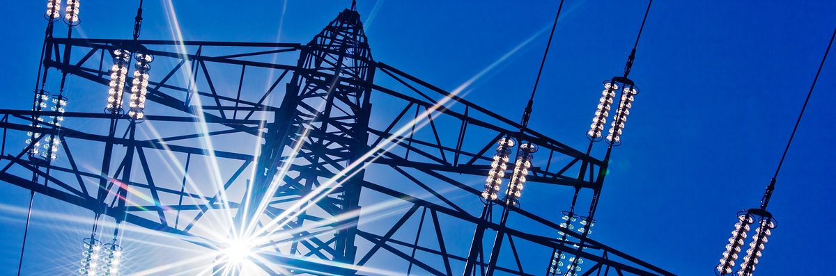 Ein Hochspannungsmasten für Strom vor blauem Himmel und Sonnenstrahlen Schlagwort(e): Energie, Strom, Stromleitung, Stromerzeugung, Erzeugung, Sonnenenergie, alternative, erneuerbare, Ökostrom, Alternativenergie, Solarstrom, Produktion, Stromproduktion, Strommasten, Hochspannungsleitung, Strommast, Hochspannungsmasten, Leitung, Hochspannungsmast, Mast, Freileitung, Kabel, Stromkabel, Masten, Elektroversorgung, Überlandleitung, Versorgung, pylon, Hochspannung, Atomkraft, Fernübertragung, Übertragung, Fernleitung, Stromnetz, Stromverbrauch, Strombedarf, Stromkosten, Elektrizität, Stromversorgung, Strompreis, sparen, Stromsparen, Energieverbrauch, Energiepreise, Energiekosten, Kosten, Verbrauch, Energieversorgung, Energiebedarf, energie, strom, stromleitung, stromerzeugung, erzeugung, sonnenenergie, alternative, erneuerbare, ökostrom, alternativenergie, solarstrom, produktion, stromproduktion, strommasten, hochspannungsleitung, strommast, hochspannungsmasten, leitung, hochspannungsmast, mast, freileitung, kabel, stromkabel, masten, elektroversorgung, überlandleitung, versorgung, pylon, hochspannung, atomkraft, fernübertragung, übertragung, fernleitung, stromnetz, stromverbrauch, strombedarf, stromkosten, elektrizität, stromversorgung, strompreis, sparen, stromsparen, energieverbrauch, energiepreise, energiekosten, kosten, verbrauch, energieversorgung, energiebedarf