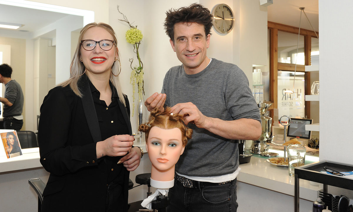 Azubi Annalena Hentschel (20) mit Oliver Mommsen Azubi Annalena Hentschel (20) mit Oliver Mommsen
