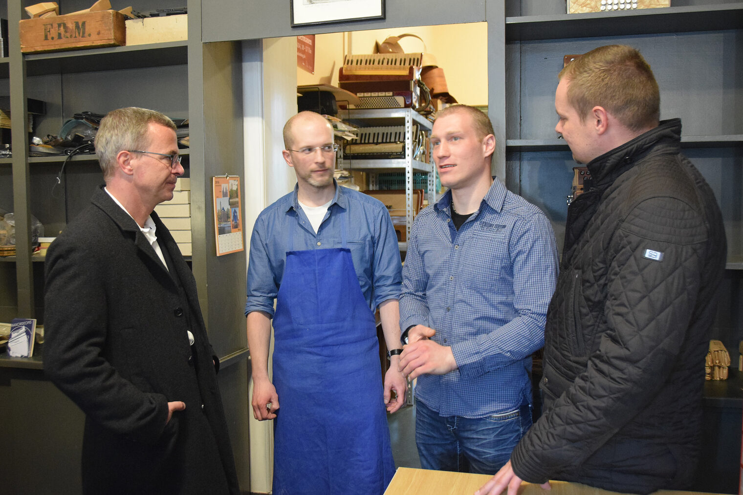 v.l.n.r.: Wirtschaftsminister Albrecht Gerber, Geigenbauer Jan Dayß, Metallblasinstrumentenmachermeister Thomas Nitz, Kammerpräsident Robert Wüst