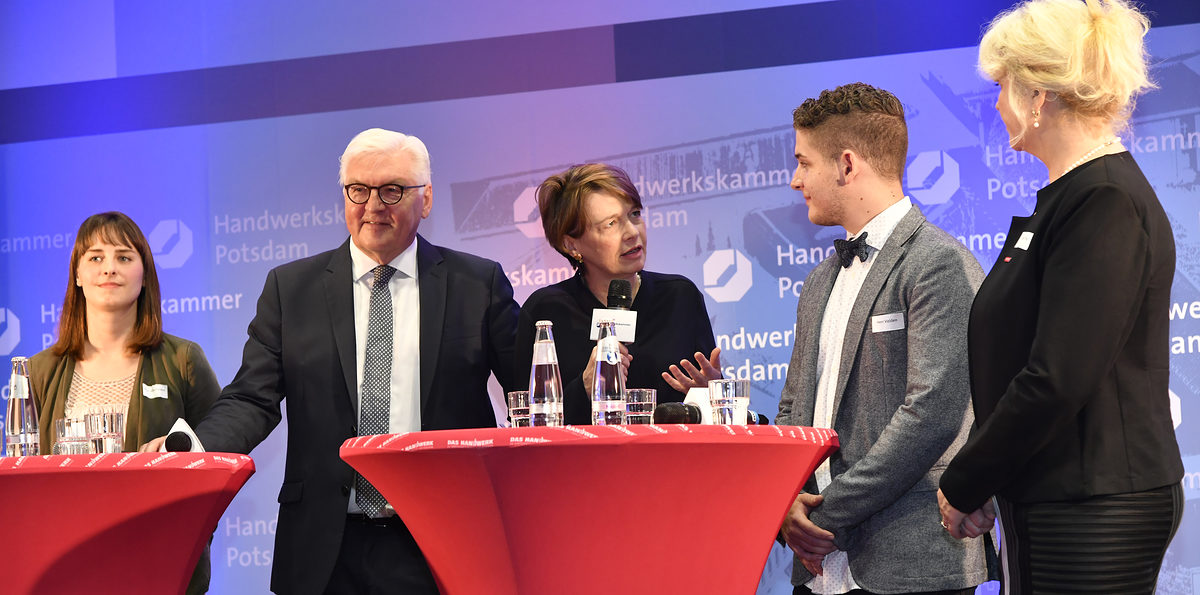 Bundespräsident Frank-Walter Steinmeier und Elke Büdenbender überreichen "Europässe Mobilität" an Azubis der Handwerkskammer Potsdam Bundespräsident Frank-Walter Steinmeier und Elke Büdenbender überreichen "Europässe Mobilität" an Azubis der Handwerkskammer Potsdam