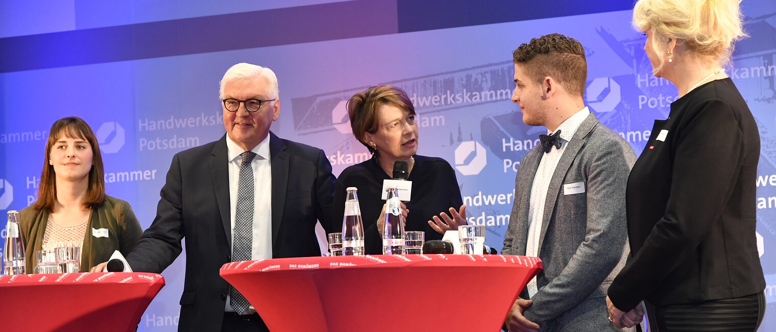 Bundespräsident Frank-Walter Steinmeier und Elke Büdenbender überreichen "Europässe Mobilität" an Azubis der Handwerkskammer Potsdam Bundespräsident Frank-Walter Steinmeier und Elke Büdenbender überreichen "Europässe Mobilität" an Azubis der Handwerkskammer Potsdam