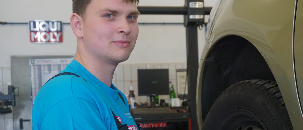 Azubi des Monats Florian Maerten Florian Maerten macht seine Ausbildung zum Mechaniker für Reifen- und Vulkanisationstechnik bei der Bad Belziger Reifen Schulz GmbH