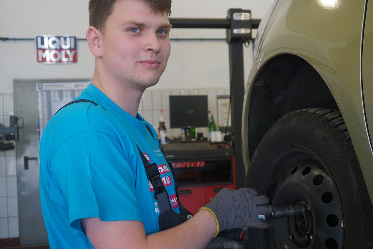 Azubi des Monats Florian Maerten Florian Maerten macht seine Ausbildung zum Mechaniker für Reifen- und Vulkanisationstechnik bei der Bad Belziger Reifen Schulz GmbH