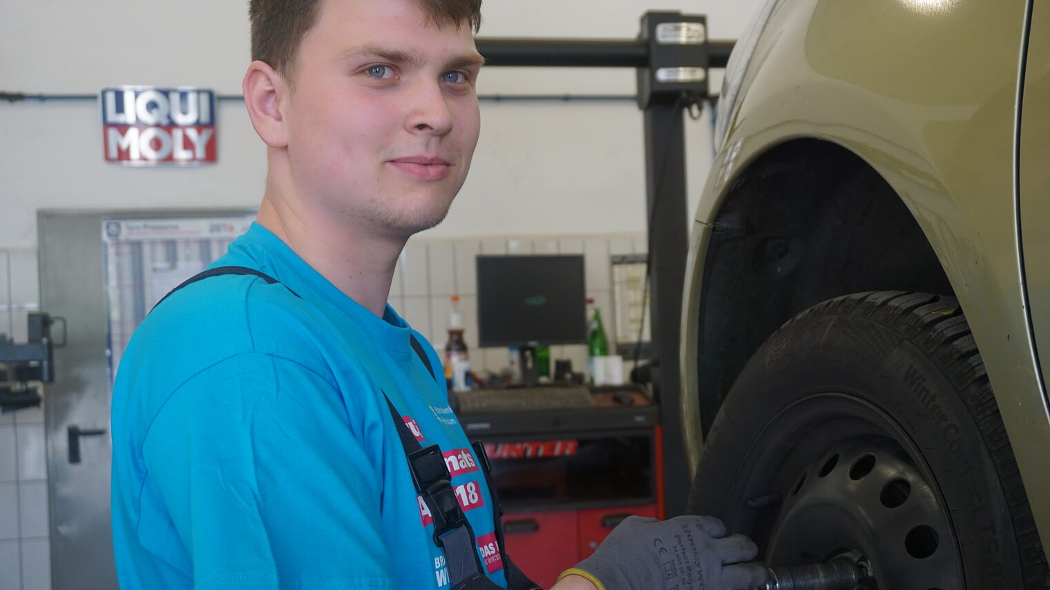 Florian Maerten macht seine Ausbildung zum Mechaniker für Reifen- und Vulkanisationstechnik bei der Bad Belziger Reifen Schulz GmbH
