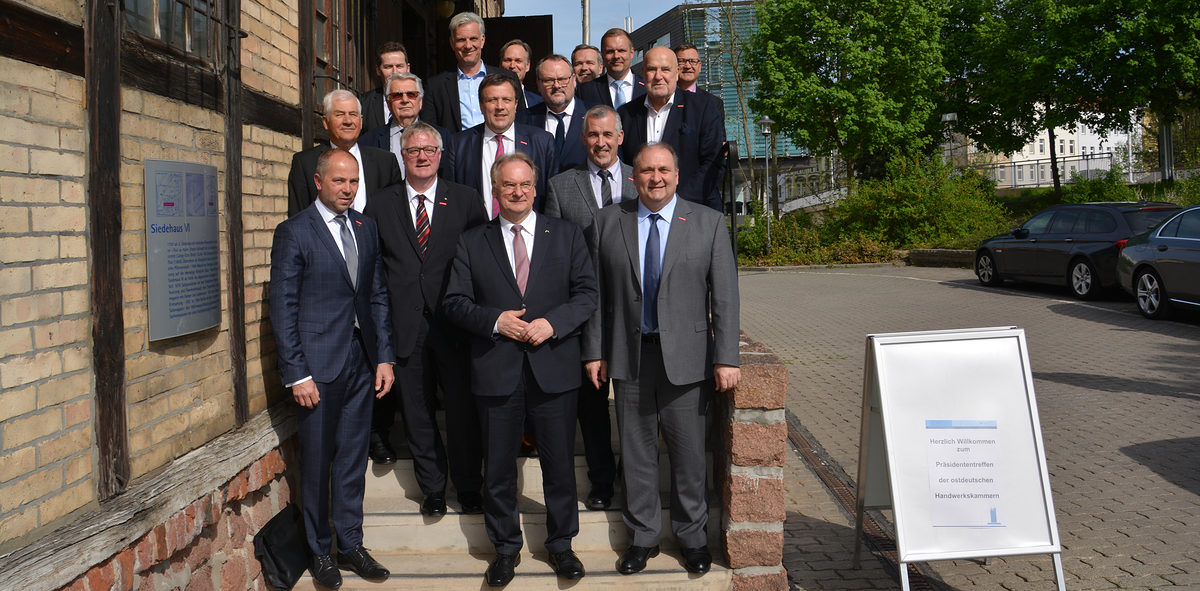Gruppenbild der Kammerpräsidenten mit ZDH-Präsident Hans Peter Wollseifer und Ministerpräsident Dr. Reiner Haseloff 27.04.2018 vor dem Gebäude der Salzwirker-Brüderschaft im Thale zu Halle