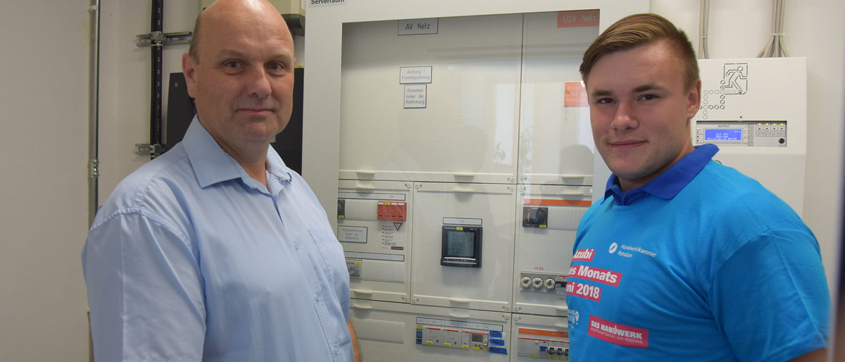 Alexander Nickold mit seinem Ausbilder Dirk Radatz Alexander Nickold mit seinem Ausbilder Dirk Radatz