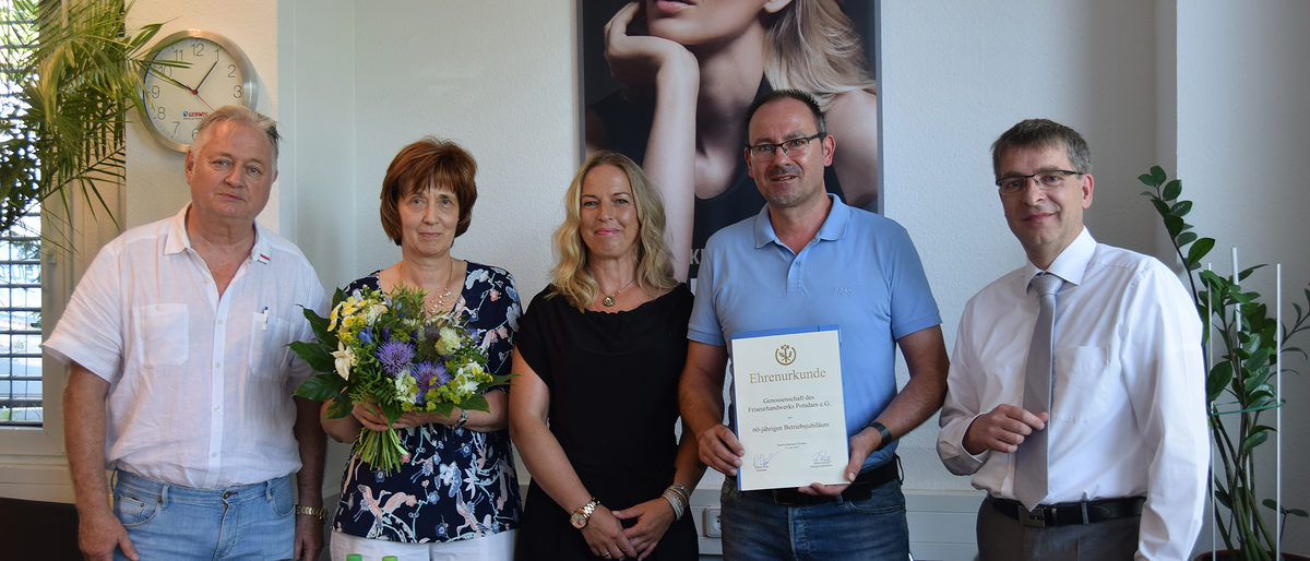 v.l.n.r. Burkhard Ehlert, Vizepräsident HWK Potsdam, Ilona Barfknecht, Vorstandsmitglied der Genossenschaft, Diana Mehnert, Aufsichtsrätin der Genossenschaft und Filialleiterin der Filiale in Potsdam-Waldstadt, Geschäftsführer Friseurmeister Ingo Thalmann und Ralph Bührig, Hauptgeschäftsführer HWK Potsdam v.l.n.r. Burkhard Ehlert, Vizepräsident HWK Potsdam, Ilona Barfknecht, Vorstandsmitglied der Genossenschaft, Diana Mehnert, Aufsichtsrätin der Genossenschaft und Filialleiterin der Filiale in Potsdam-Waldstadt, Geschäftsführer Friseurmeister Ingo Thalmann und Ralph Bührig, Hauptgeschäftsführer HWK Potsdam